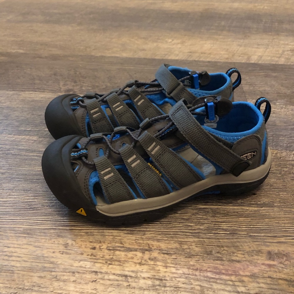 KEEN Kids' Newport Big Boys size 3 Magnet / Brilliant Blue never worn